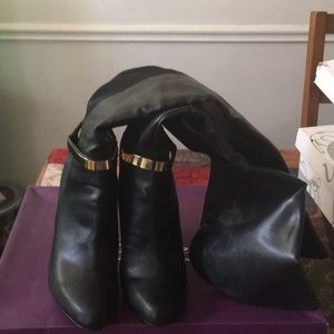 Selling black boots used.....FERGIE